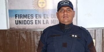 Un oficial de Policía le salvó la vida a un niño de un año que se había broncoaspirado