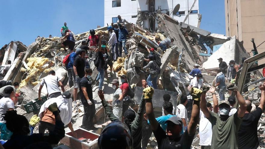 Una pareja abrazada bajo los escombros y horas de rescates en una de las ciudades más golpeadas por el terremoto