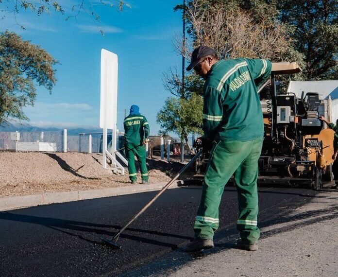Vialidad Provincial trabaja en mejoras en el acceso al Aeropuerto Felipe Varela