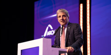 Caputo respondió a las quejas de industriales: “Me toca defender los intereses de los argentinos, no de determinados empresarios”