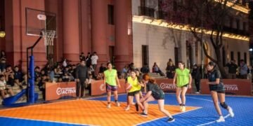 El básquet 3×3 y el freestyle convocaron a jóvenes y familias en la Plaza 25 de Mayo