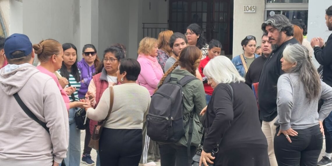 Feriantes de la Plaza 25 de Mayo reclaman una solución tras ser notificados para dejar el espacio