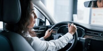Mujeres al volante: libertad, miedo y códigos propios en las calles