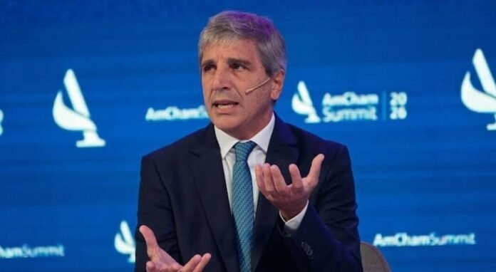 Caputo aseguró que hay un excedente de dólares y anticipó el fin del cepo cambiario