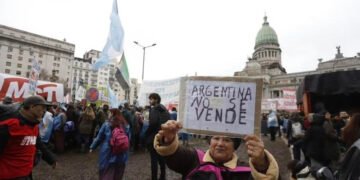El Gobierno mete la restitución de la Ley de Tierras en el proyecto de Sturzenegger y desactiva la sesión opositora