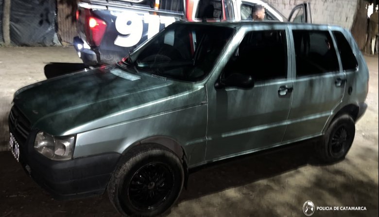 En el Sur de la Capital efectivos policiales aprehendieron a dos personas, secuestraron un automóvil y recuperaron perfumes sustraídos de una farmacia