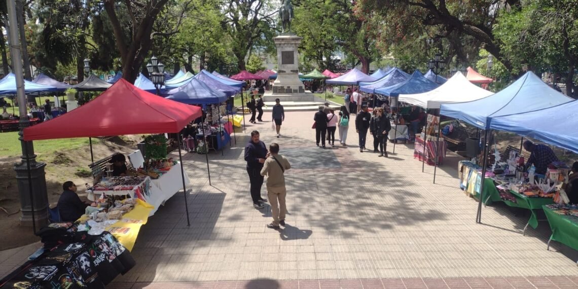 Feriantes de la Plaza 25 de Mayo esperan definiciones sobre su continuidad después del Día de la Madre
