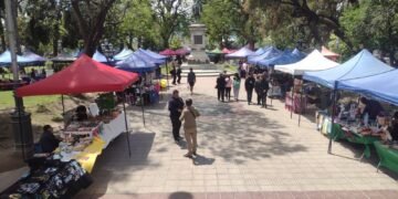 Feriantes de la Plaza 25 de Mayo esperan definiciones sobre su continuidad después del Día de la Madre