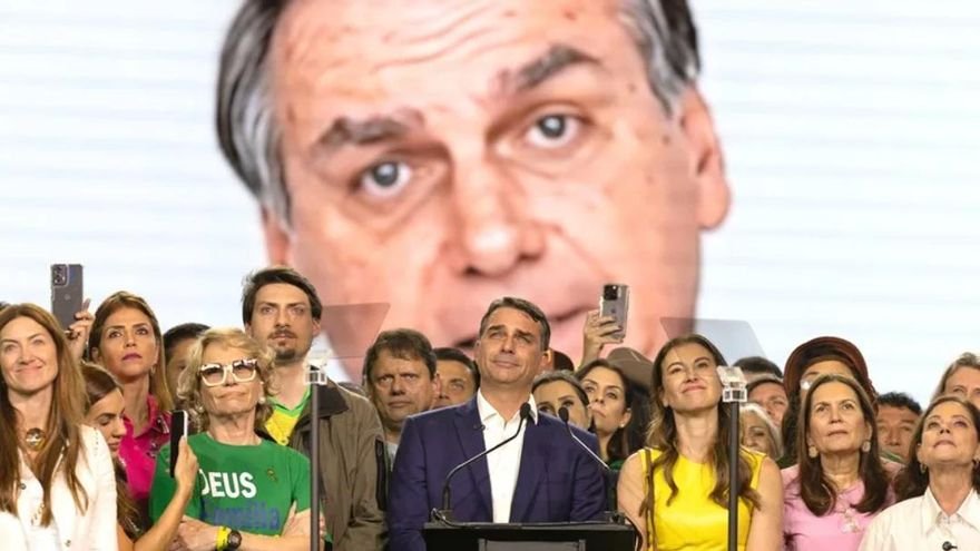 Flávio Bolsonaro aventajó por el 2% de los votos a Lula en la primera vuelta de las elecciones en Brasil y hay balotaje
