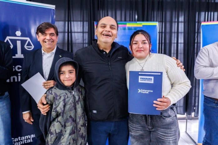 Gustavo Saadi encabezó una nueva entrega de escrituras gratuitas en el barrio Papa Francisco