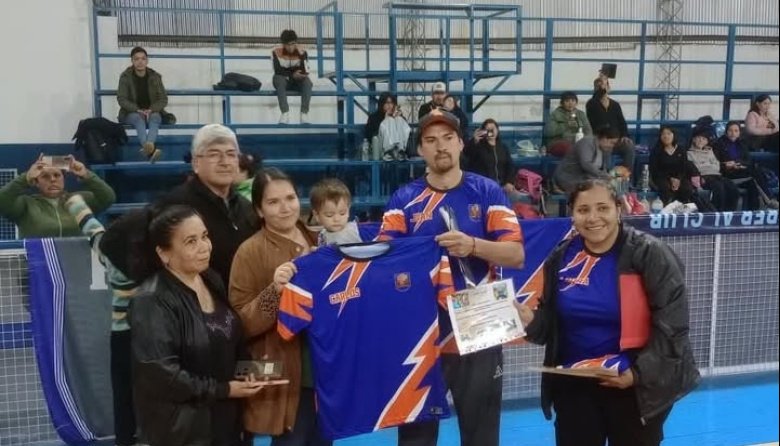 Homenajearon al profesor Carlos Arrosas durante un partido del Torneo de Básquet infantil