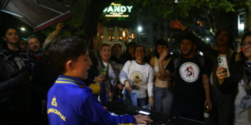 Los 75 años de Charly García: canciones, emoción y un saludo desde el balcón