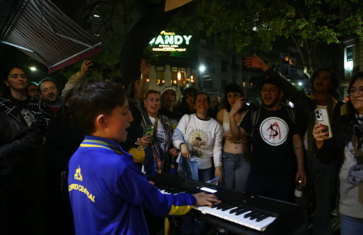 Los 75 años de Charly García: canciones, emoción y un saludo desde el balcón