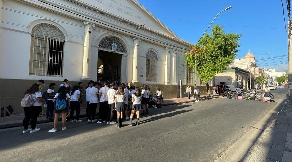 Malestar de padres de la ENCJA por actitudes del vicedirector hacia alumnos de sexto grado