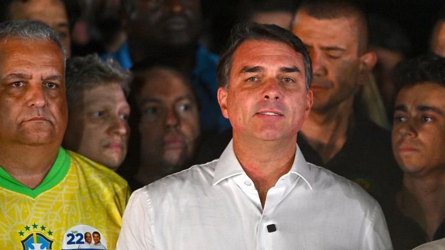 Migraciones confirmó que Flávio Bolsonaro pasó por la Argentina para viajar en vuelo privado rumbo a EE.UU.