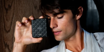 Motorola redefine el lujo tech en Argentina con el razr 70 con cristales Swarovski, moto watch ultra y motorola edge 70 pro en color Bordó