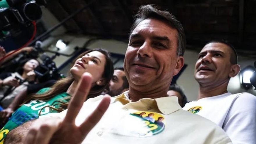 ¿Quién es Flávio Bolsonaro, el candidato que lideró la primera vuelta presidencial en Brasil?