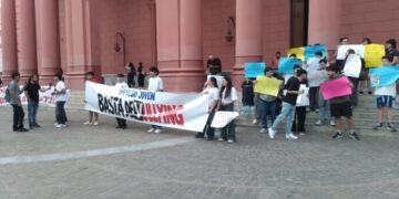 Se lleva a cabo una marcha contra el bullying en la Plaza 25 de Mayo