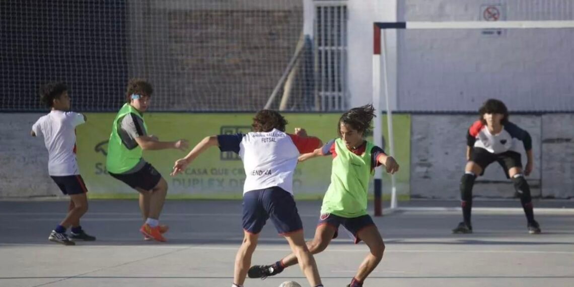 «Seguimos existiendo por voluntad, esfuerzo y amor»: los clubes de barrio recortan actividades para sobrevivir
