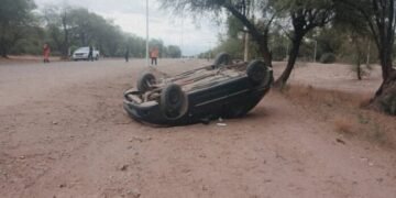 Volcó un automóvil en el acceso sur a Tinogasta y el conductor sufrió lesiones leves